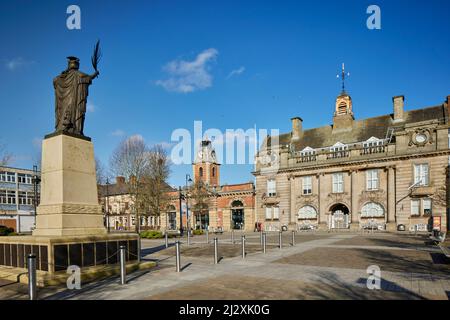 Crewe, Cheshire. Piazza del Memoriale del Palazzo del mercato Crewe di grado II, edifici municipali di grado II e monumento commemorativo di guerra Walter Gilbert di grado II, Foto Stock