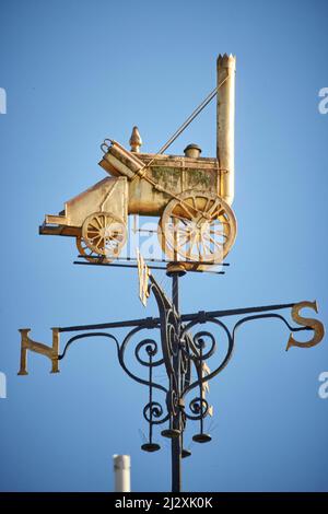 Crewe, Cheshire. Crewe Cheshire East Register Office, paletta meteo con il Rocket di Stevenson d’oro Foto Stock