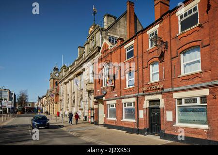 Crewe, Cheshire. Crewe Cheshire East Register Office, Memorial Square e il mercato in mattoni oltre e più vicino ALLA CORONA Foto Stock