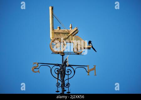 Crewe, Cheshire. Crewe Cheshire East Register Office, paletta meteo con il Rocket di Stevenson d’oro Foto Stock