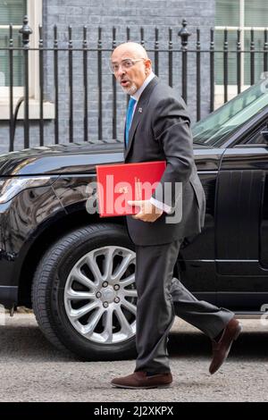 Nadhim Zahawi MP, Segretario di Stato per l'Istruzione, è visto a 10 Downing Street prima delle riunioni settimanali del gabinetto. Foto Stock