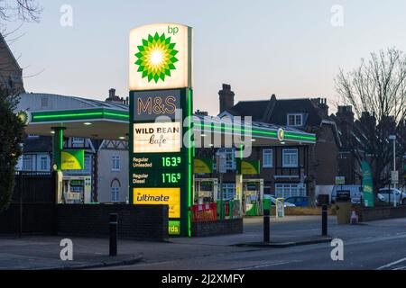 I prezzi del carburante sono stati visti in un distributore di benzina a Greenwich questa mattina. Immagini scattate il 2nd aprile 2022. © Belinda Jiao jiao.bilin@gmail.com Foto Stock