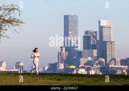 La gente ha visto correre a Greenwich Park nonostante il freddo a Londra. Immagini scattate il 2nd aprile 2022. © Belinda Jiao jiao.bilin@gmail.com Foto Stock