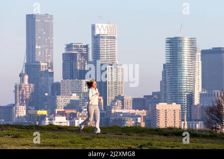 La gente ha visto correre a Greenwich Park nonostante il freddo a Londra. Immagini scattate il 2nd aprile 2022. © Belinda Jiao jiao.bilin@gmail.com Foto Stock