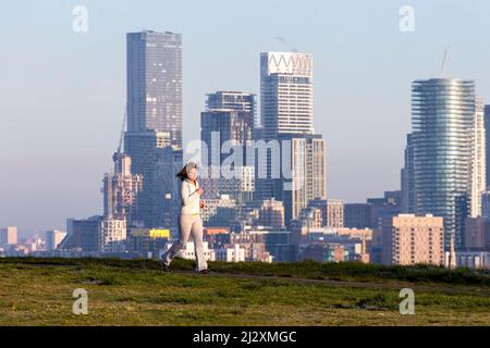 La gente ha visto correre a Greenwich Park nonostante il freddo a Londra. Immagini scattate il 2nd aprile 2022. © Belinda Jiao jiao.bilin@gmail.com Foto Stock