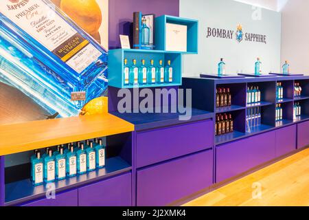 Bottiglie di Bombay Sapphire gin in vendita in mostra a Gin Shop presso la distilleria Bombay Sapphire Gin, Laverstoke Mill, Laverstoke, Hampshire, Regno Unito nel mese di marzo Foto Stock