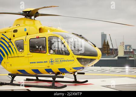 Manchester Royal Infirmary fa parte del Manchester University NHS Foundation Trust, il nuovo North West Air Ambulance Helipad Foto Stock