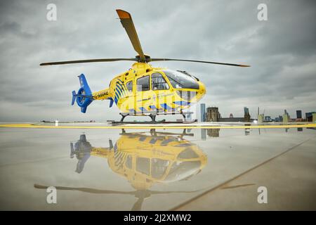 Manchester Royal Infirmary fa parte del Manchester University NHS Foundation Trust, il nuovo North West Air Ambulance Helipad Foto Stock