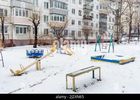 Cortile di Khrushchyovka, tipo comune di vecchio edificio a basso costo in Russia e spazio post-sovietico. Tipo di edifici prefabbricati. Integrato Foto Stock