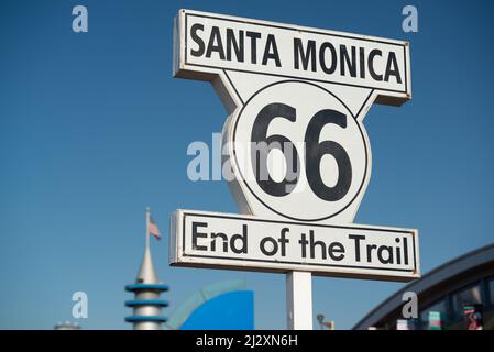 Route 66 End of Trail segnaletica stradale a Los Angeles, California, Stati Uniti. Foto Stock