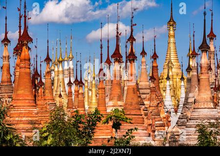 Una moltitudine di stupa grave in piedi vicino nella foresta pagoda di in-Dein sul lago Inle in Myanmar Foto Stock