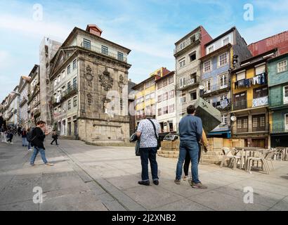 Porto, Portogallo. Marzo 2022. Vista sulla Fonte Monumental da Ribeira nel centro della città Foto Stock