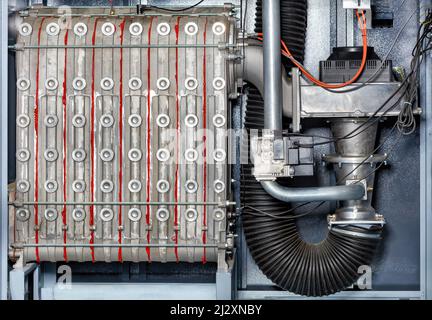 La struttura interna di un condizionatore d'aria con pompe, ventilatori e un sistema di alimentazione di aria calda. Foto Stock