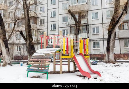 Cortile di Khrushchyovka, tipo comune di vecchio edificio a basso costo in Russia e spazio post-sovietico. Tipo di edifici prefabbricati. Integrato Foto Stock