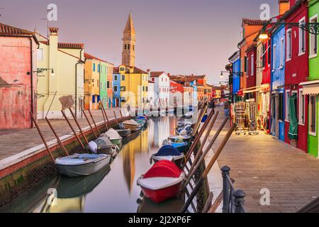 Burano, Venezia, Italia edifici colorati lungo i canali al crepuscolo. Foto Stock