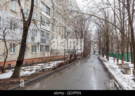 Vista del pannello di appartamenti edificio, tipo comune di vecchio edificio a basso costo in Russia e spazio post-sovietico. Tipo di edifici prefabbricati. Bui Foto Stock