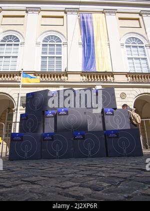 Lviv, Ucraina, 25 marzo 2022. Ci sono un sacco di scatole con attrezzature per Internet starlink satellitare, dalla società di Elon Musk Spacex, vicino all'Ukra Foto Stock