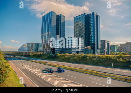 Crowne Plaza Copenhagen Towers hotel e autostrada Øresundsmotorvejen a Ørestad, Copenhagen, Danimarca Foto Stock