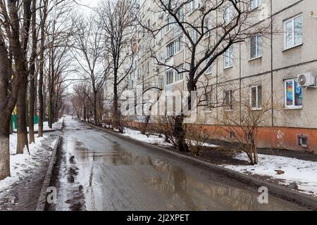 Vista del pannello di appartamenti edificio, tipo comune di vecchio edificio a basso costo in Russia e spazio post-sovietico. Tipo di edifici prefabbricati. Bui Foto Stock