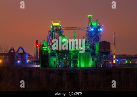 Exterior shot, ex fabbrica di ferro e acciaio Thyssen a Meiderich; rinominata Landschaftspark Duisburg - Nord, Ruhr, Renania settentrionale-Vestfalia, Germania, Europa Foto Stock