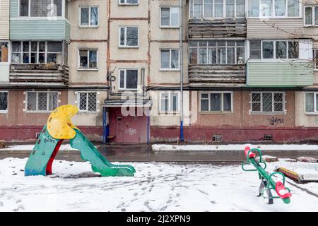 Cortile di Khrushchyovka, tipo comune di vecchio edificio a basso costo in Russia e spazio post-sovietico. Tipo di edifici prefabbricati. Integrato Foto Stock