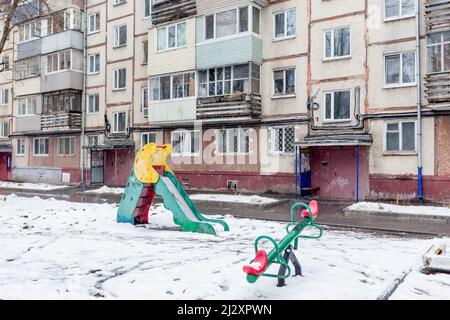 Cortile di Khrushchyovka, tipo comune di vecchio edificio a basso costo in Russia e spazio post-sovietico. Tipo di edifici prefabbricati. Integrato Foto Stock