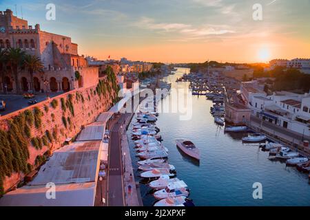 Vecchio porto storico, vista ad angolo alto, Ciutadella, Minorca, Isole Baleari, Spagna Foto Stock