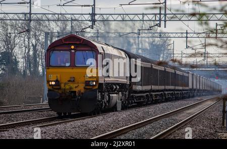 DB Schenker classe 66 - 66024, dipinto nel sistema EWS passa Cathiron Nord di Rugby Foto Stock