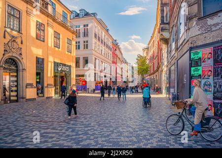 Købmagergade è una strada pedonale centrale per lo shopping nella città vecchia di Copenhagen, Danimarca. Foto Stock