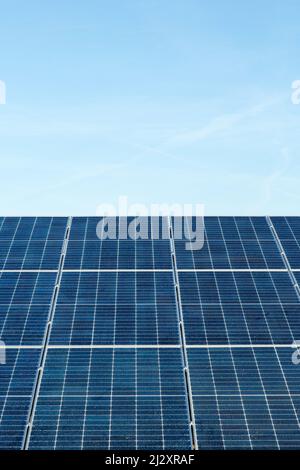 Installazione di una centrale solare fotovoltaica a Lafitte-Vigordane (Francia sud-occidentale) il 13 dicembre 2021 Foto Stock