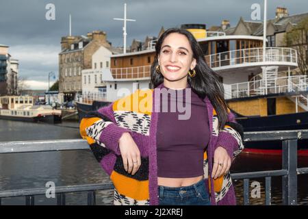 Leith, Edimburgo, Scozia, Regno Unito, 04 aprile 2022. Sunshine on Leith: I membri del cast di una nuova coproduzione King’s Theatre e Pitlochry Festival Theatre cercano ispirazione visitando The Shore. Sarà lo spettacolo finale della stagione teatrale del Re prima che si concluda per una trasformazione di £25m Capital Redevelopment e contiene canzoni della band Leith-Born The Proclaimers. Nella foto: Blythe Jandoo Foto Stock