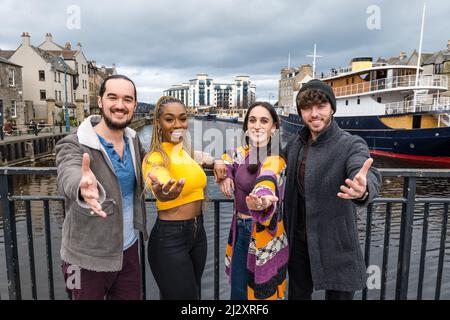 Leith, Edimburgo, Scozia, Regno Unito, 04 aprile 2022. Sunshine on Leith: I membri del cast di una nuova coproduzione King’s Theatre e Pitlochry Festival Theatre cercano ispirazione visitando The Shore. Sarà lo spettacolo finale della stagione teatrale del Re prima che si concluda per una trasformazione di £25m Capital Redevelopment e contiene canzoni della band Leith-Born The Proclaimers. Il cast include (da L a R) Connor Going, Rhiane Drummond, Blythe Jandoo e Keith Jack Foto Stock