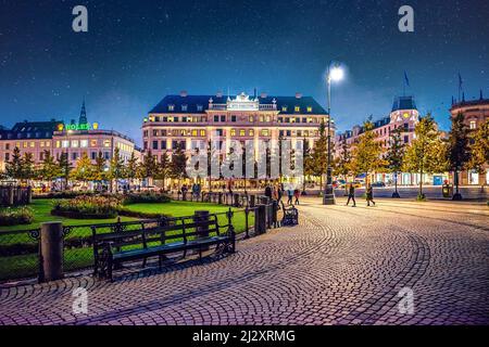 Vista notturna della piazza pubblica Kongens Nytorv e l'Hotel dAngleterre. Copenaghen, Danimarca Foto Stock