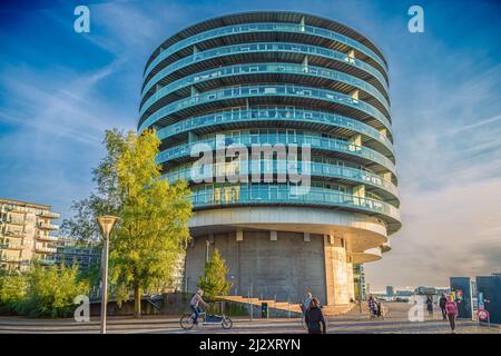 Vecchia fabbrica danese di torta di soia ristrutturata in un edificio moderno - residenza Gemini. Copenaghen, Danimarca Foto Stock