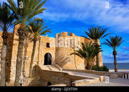 Tunisia, Regione del Sud, Governatorato di Medenine, Isola di Djerba, Houmt-Souk, Forte Bordj el Kebir dal 15th secolo Foto Stock