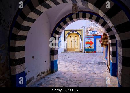 Tunisia, Hammamet, porta colorata nella medina Foto Stock