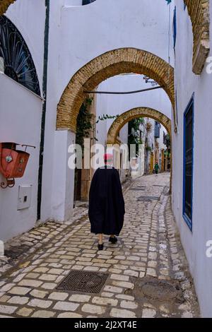 Tunisia, Tunisi, Medina, patrimonio mondiale dell'UNESCO, uomo in abito tradizionale Foto Stock