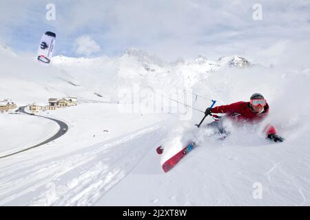 Francia, dipartimento Hautes-Alpes (Alpi francesi superiori), Passo Lautaret: Snowkiting, sport invernali all'aperto dove le persone usano il potere di aquilone per scivolare sulla neve Foto Stock