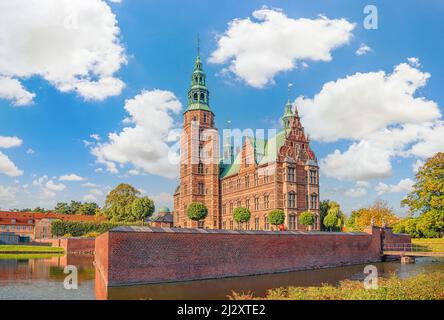 Renaissance castello Rosenborg da mattoni rossi con laghetto nel Giardino dei Re. Copenaghen, Danimarca Foto Stock