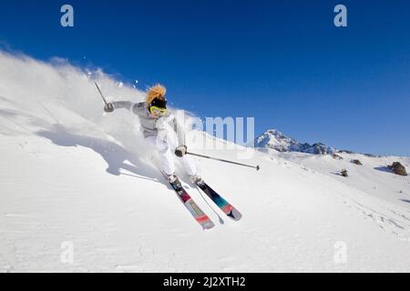 Stazione sciistica di Montgenevre (Alpe Francese, Francia sud-orientale): Donna, sciatore freeride sci in neve polverosa, sci off-pista, sci di fondo Foto Stock