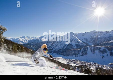 Stazione sciistica di Montgenevre (Alpe Francese, Francia sud-orientale): Donna, sciatore freeride sci in neve polverosa, sci off-pista, sci di fondo Foto Stock