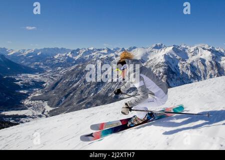 Stazione sciistica di Montgenevre (Alpe Francese, Francia sud-orientale): Donna, sciatore freeride sci in neve polverosa, sci off-pista, sci di fondo Foto Stock
