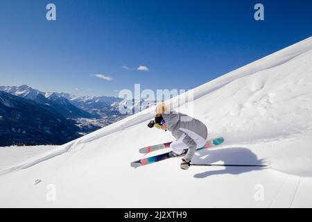 Stazione sciistica di Montgenevre (Alpe Francese, Francia sud-orientale): Donna, sciatore freeride sci in neve polverosa, sci off-pista, sci di fondo Foto Stock