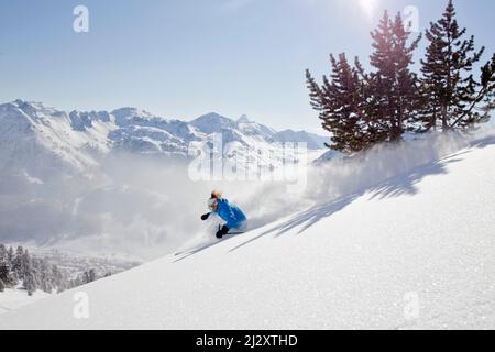 Stazione sciistica di Montgenevre (Alpe Francese, Francia sud-orientale): Donna, sciatore freeride sci in neve polverosa, sci off-pista, sci di fondo Foto Stock