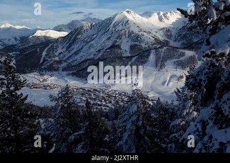 Montgenevre (Alp francese, Francia sud-orientale): Panoramica della stazione sciistica coperta di neve in inverno Foto Stock