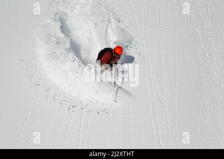 Stazione sciistica di Montgenevre (Alpe Francese, Francia sud-orientale): Uomo, sciatore freeride sciare in neve polverosa, off-piste, sci di fondo e trac Foto Stock