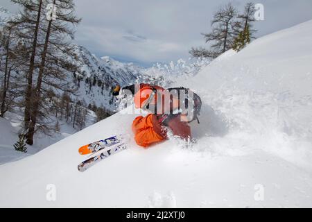 Stazione sciistica di Montgenevre (Alpe Francese, Francia sud-orientale): Uomo, sciatore freeride sci in neve polverosa, sci off-pista, sci di fondo Foto Stock