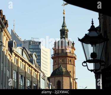 Leipzig Sassonia Germania 03-23-2022 Vista dalla strada 'Nikolaistrasse' tu la chiesa 's tum Nikolai,' uno dei luoghi di nascita dalla re pacifica Foto Stock