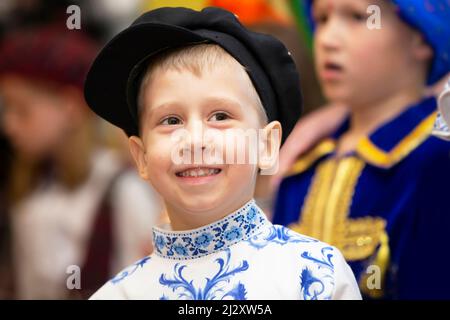 Ragazzino in costume e headdress nazionale russo. Foto Stock