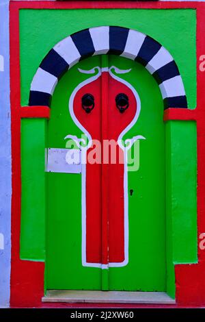 Tunisia, Hammamet, porta colorata nella medina Foto Stock